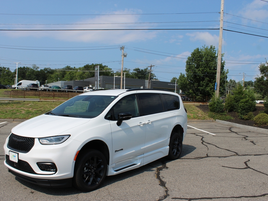White Chrysler Pacifica image number 4