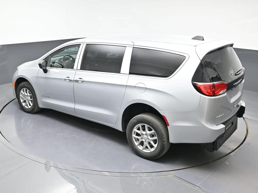 Silver Chrysler Voyager image number 23