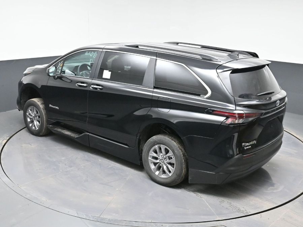 Black Toyota Sienna image number 24