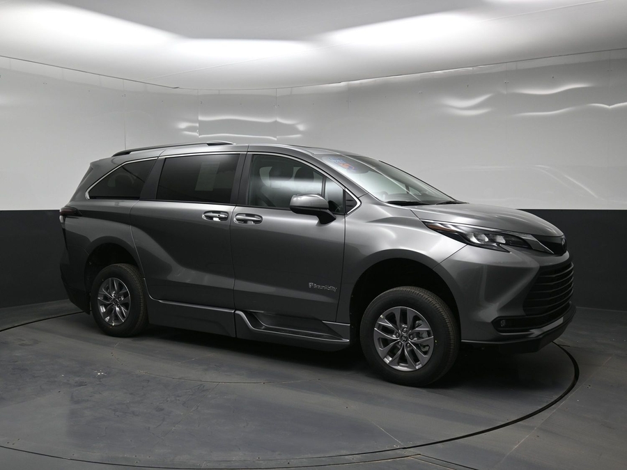 Grey Toyota Sienna image number 14