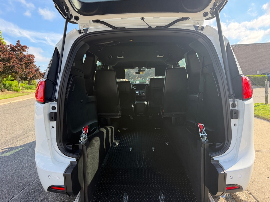 White Chrysler Voyager image number 13