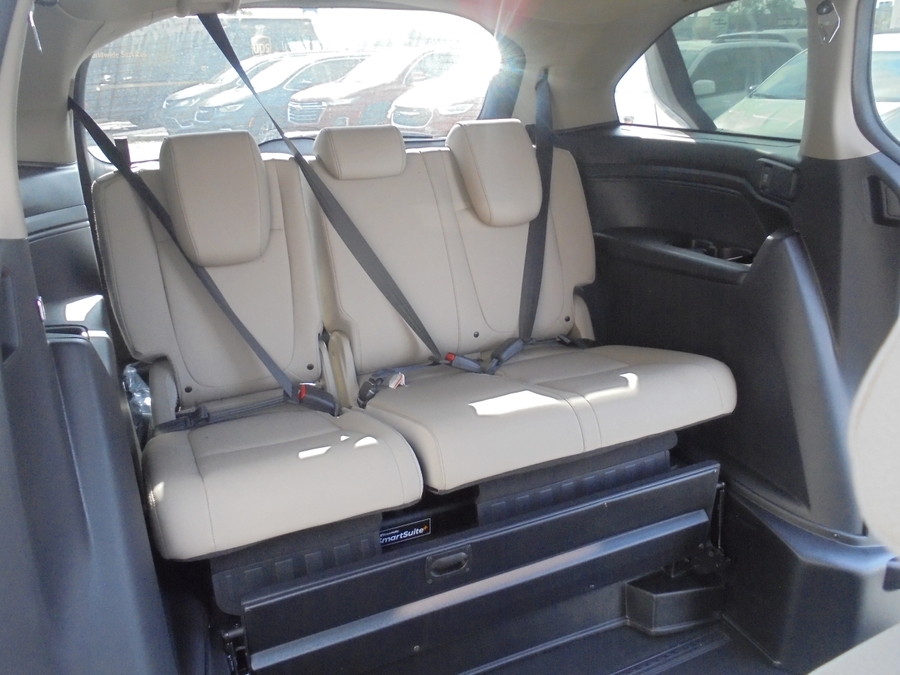 White Honda Odyssey image number 22
