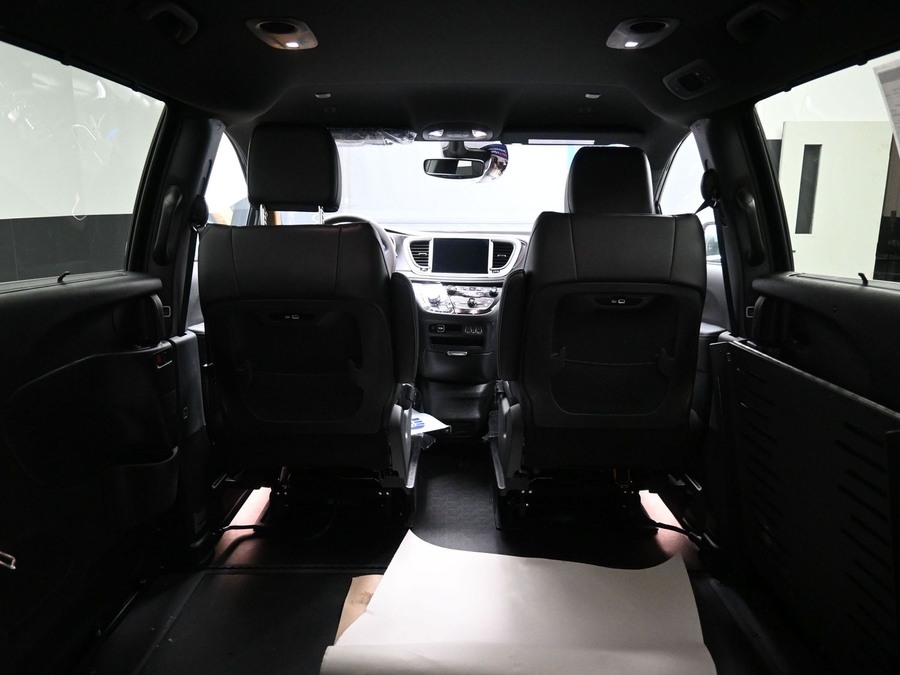 Black Chrysler Pacifica image number 14