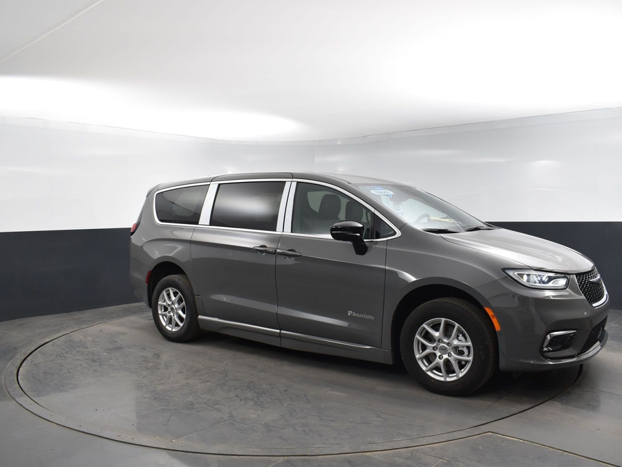 New 2025 Chrysler Pacifica Select Safety - BraunAbility Side Entry Entry Fold Out Automatic Ramp