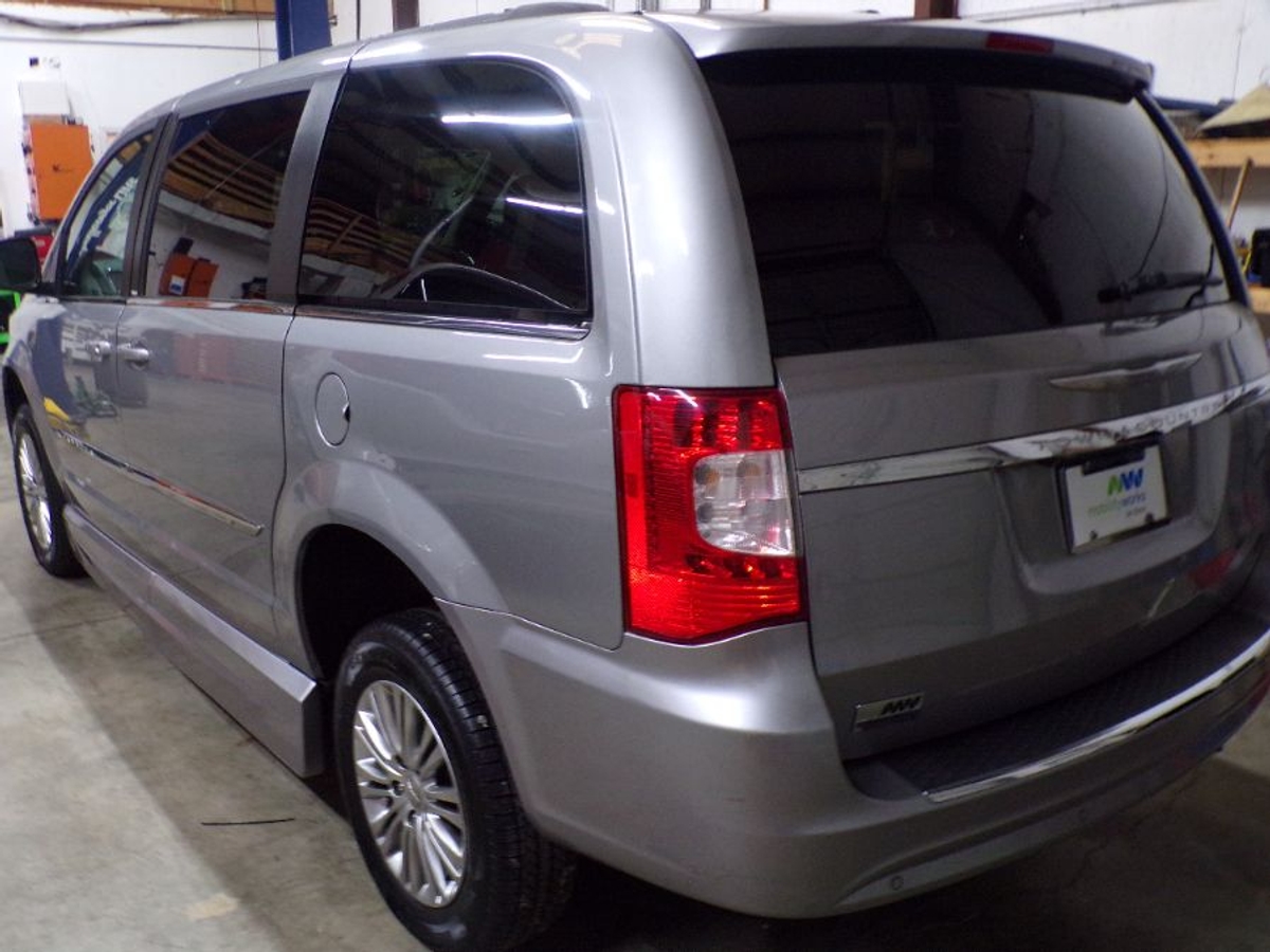 2013 CHRYSLER TOWN AND COUNTRY - Image 4