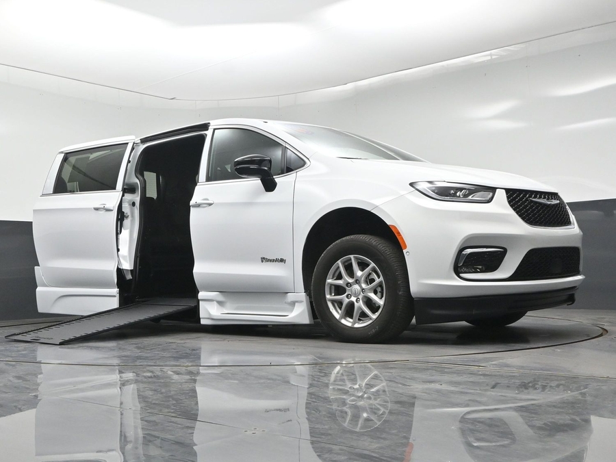 New 2026 Chrysler Pacifica Select Plus - BraunAbility Side Entry In Floor Automatic Ramp