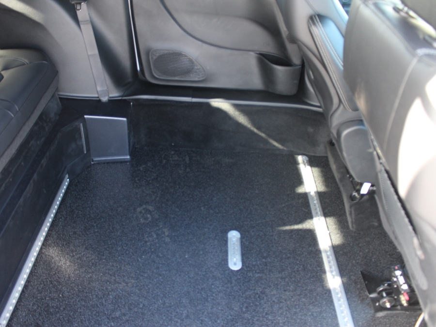 Silver Chrysler Pacifica image number 9