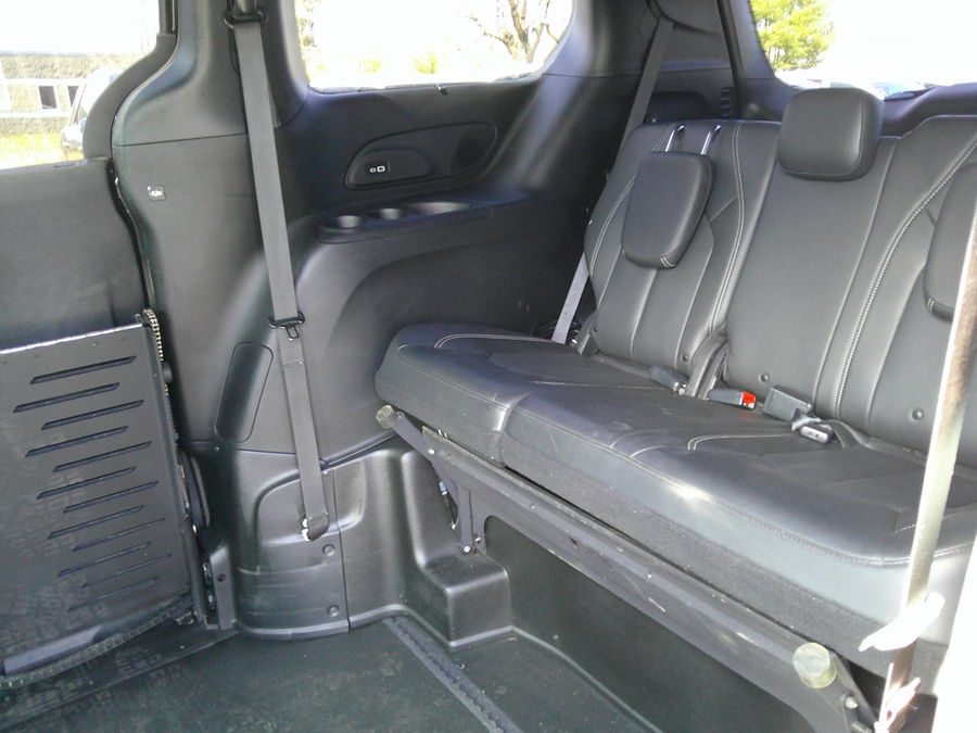 Black Chrysler Pacifica image number 16