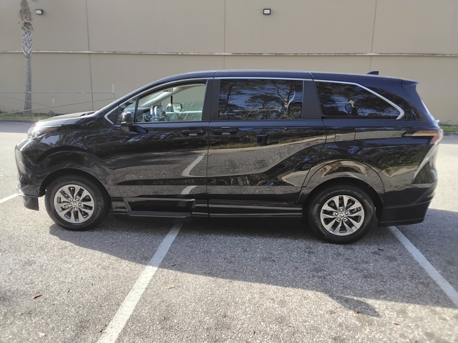 Black Toyota Sienna image number 7