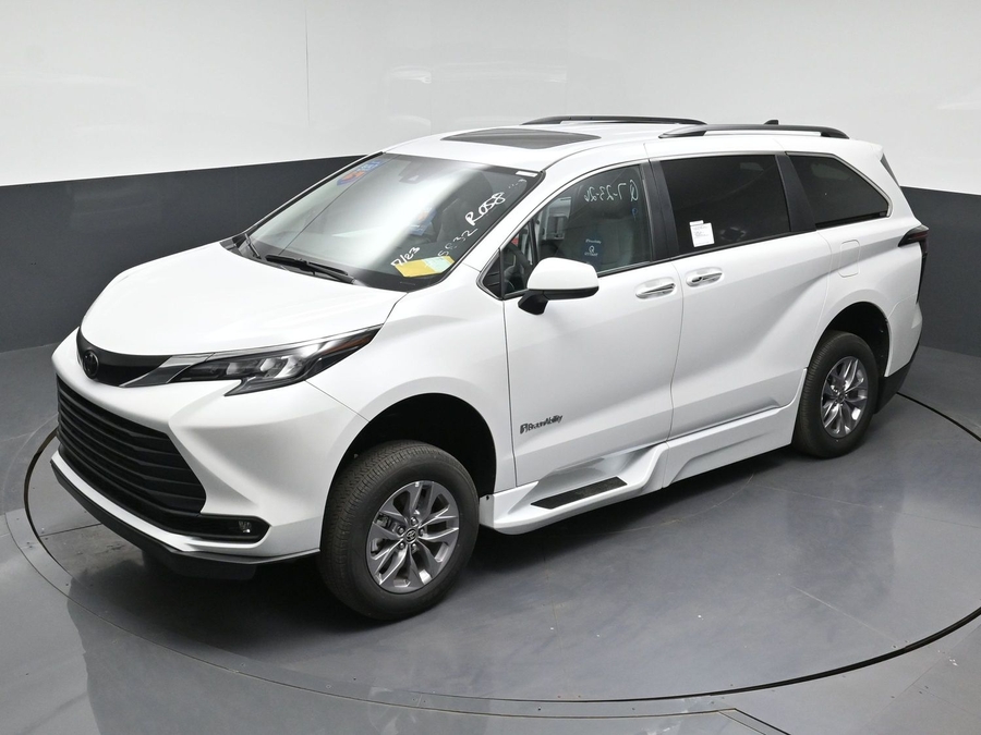 White Toyota Sienna image number 20