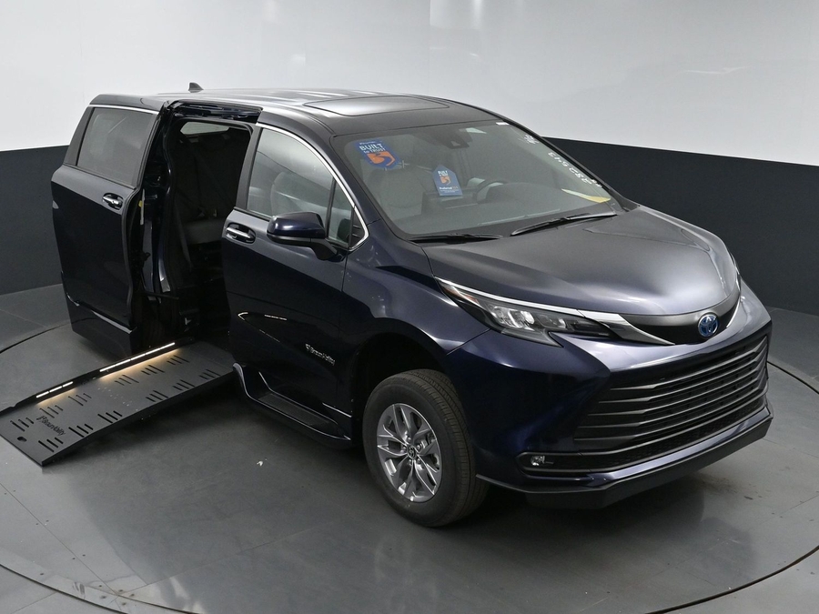 New 2025 Toyota Sienna Hybrid XLE Base - BraunAbility Side Entry Entry Fold Out Automatic Ramp