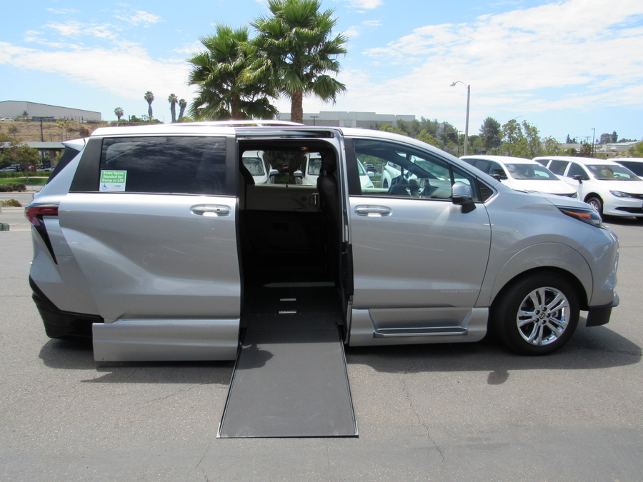 Silver Toyota Sienna image number 8