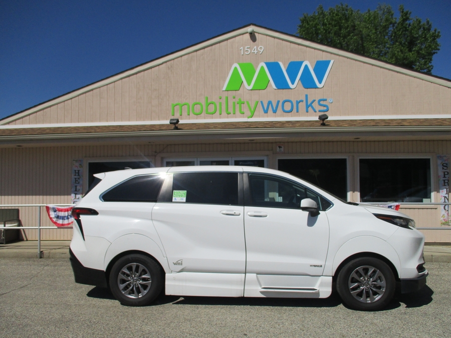 White Toyota Sienna image number 12