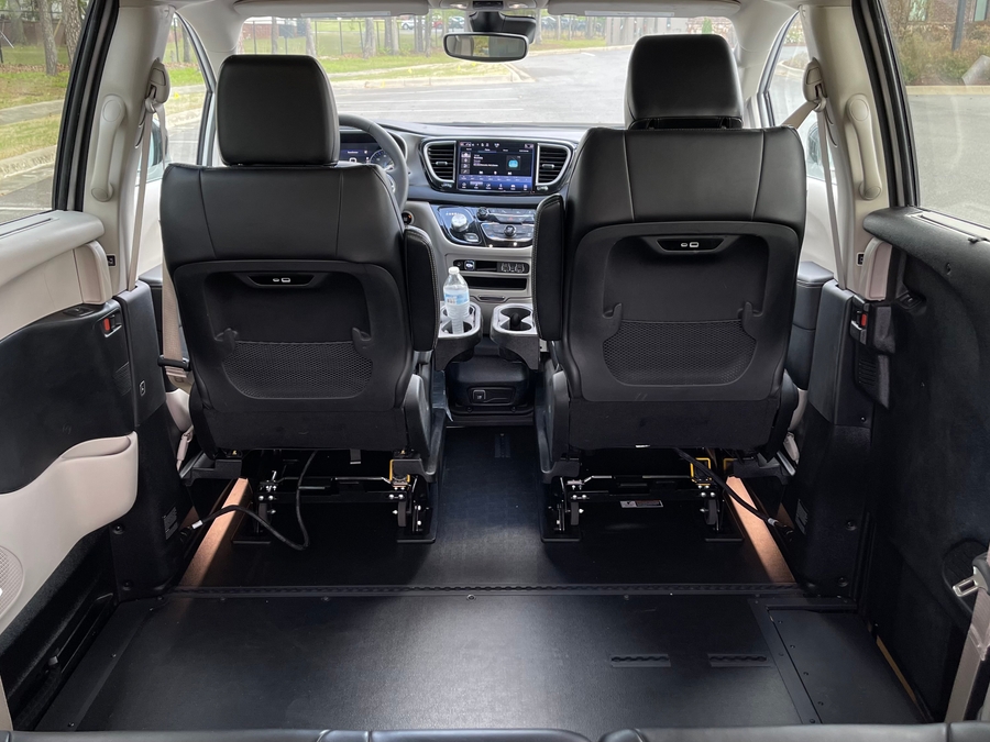 Silver Chrysler Pacifica image number 8