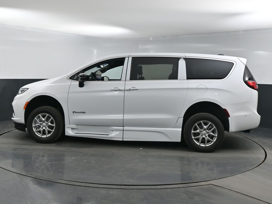 New 2025 Chrysler Pacifica Select Safety - BraunAbility Side Entry Entry Fold Out Automatic Ramp
