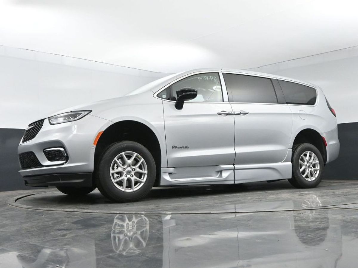 Silver Chrysler Pacifica image number 12