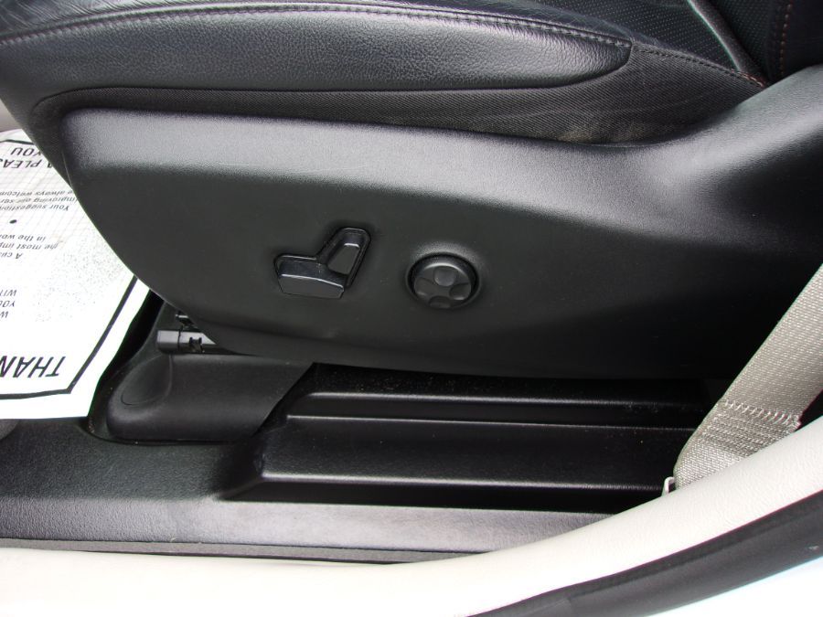 White Chrysler Pacifica image number 2