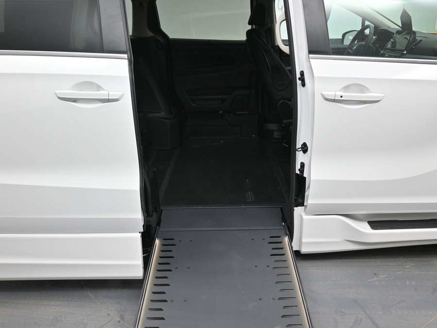 White Honda Odyssey image number 15