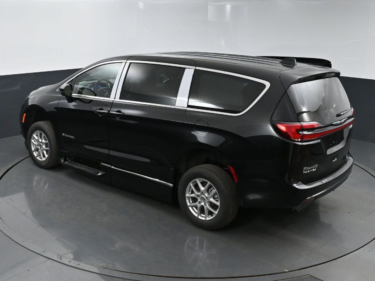 Black Chrysler Pacifica image number 24