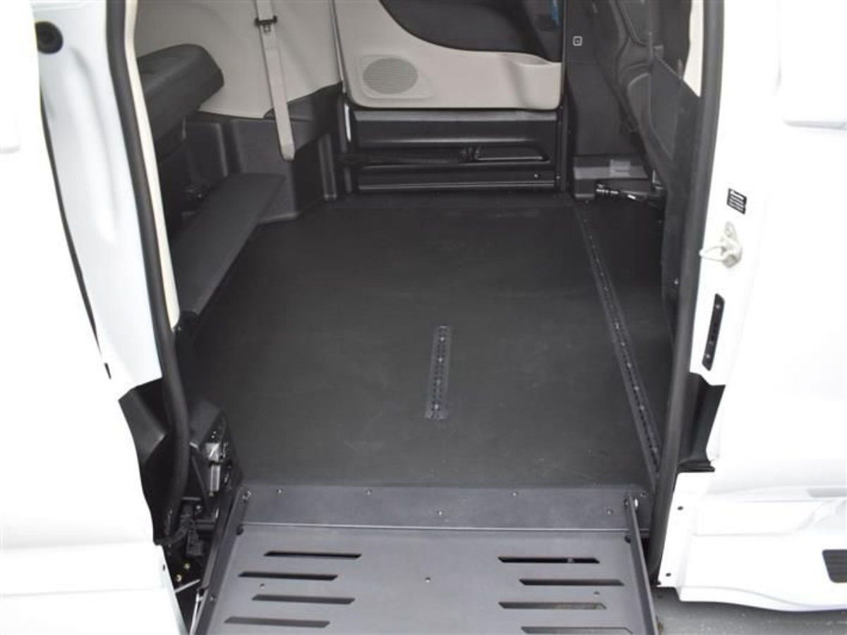 White Chrysler Pacifica image number 9