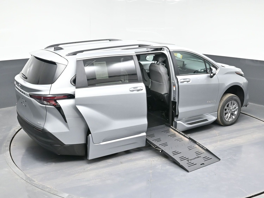 Silver Toyota Sienna image number 25