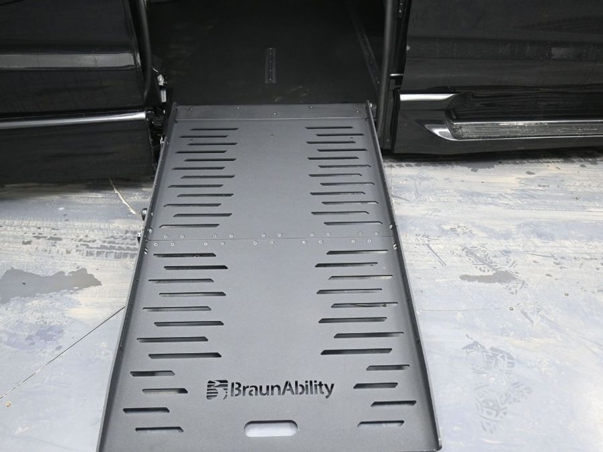 Black Chrysler Pacifica image number 25