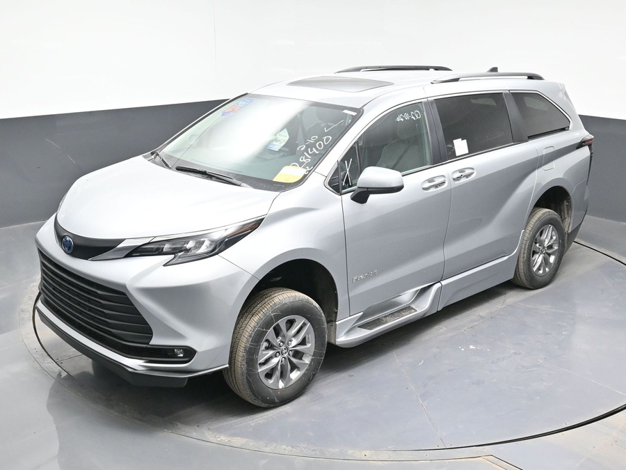 Silver Toyota Sienna image number 23