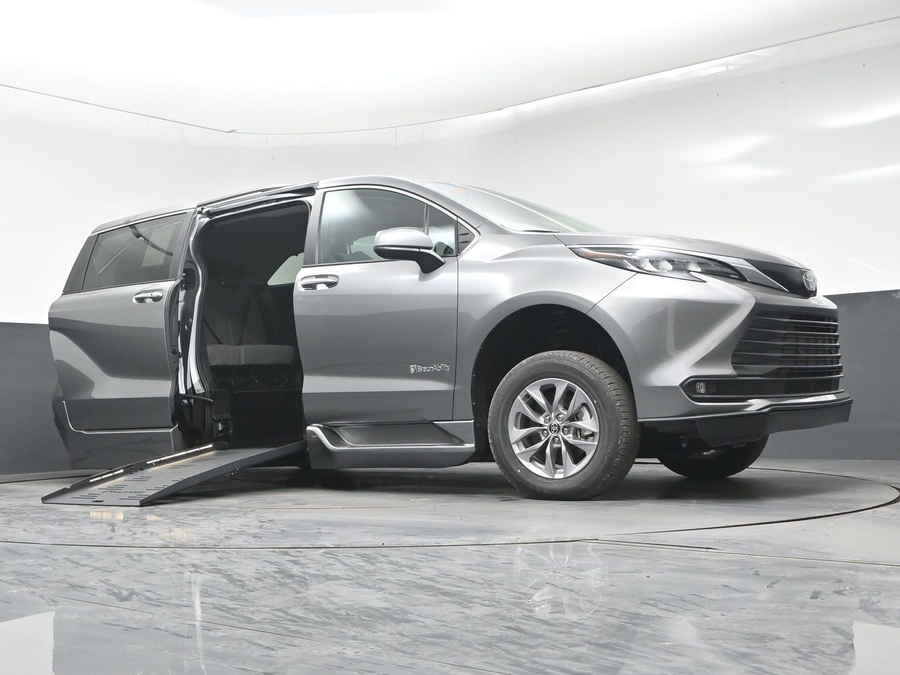New 2026 Toyota Sienna Hybrid XLE Add - BraunAbility Side Entry Fold Out Automatic Ramp