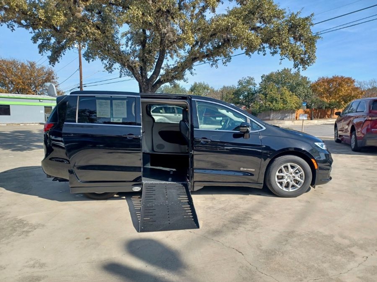 2024 CHRYSLER PACIFICA - Image 2