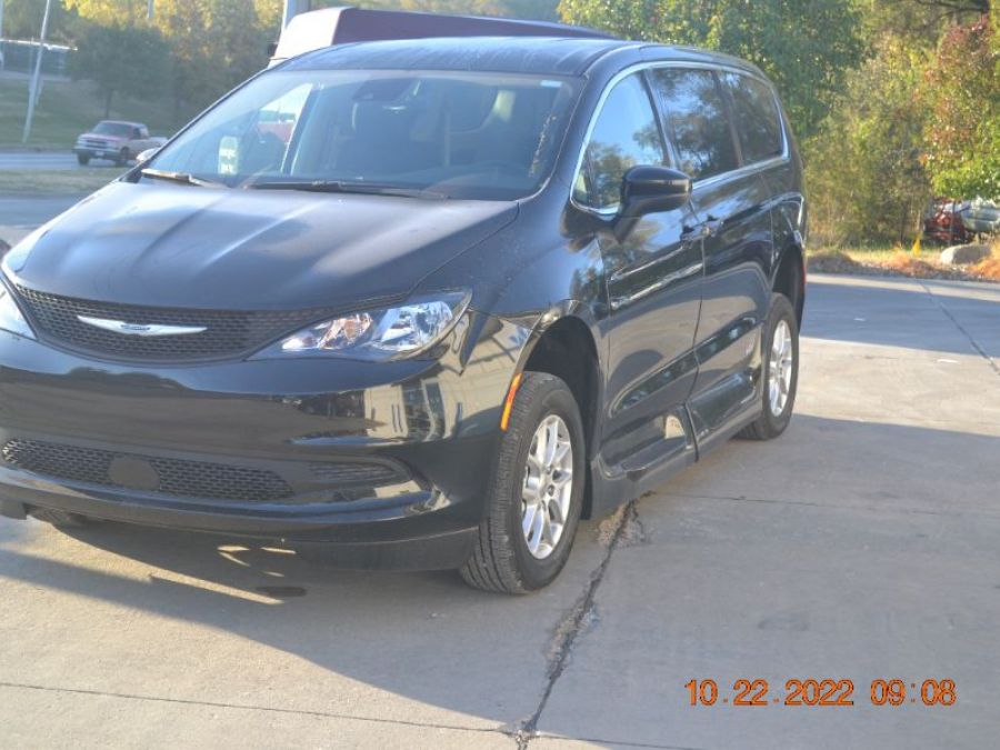 Black Chrysler Voyager image number 1