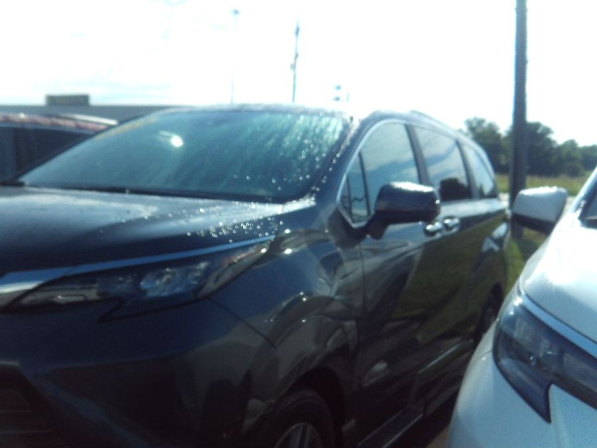Grey Toyota Sienna image number 12