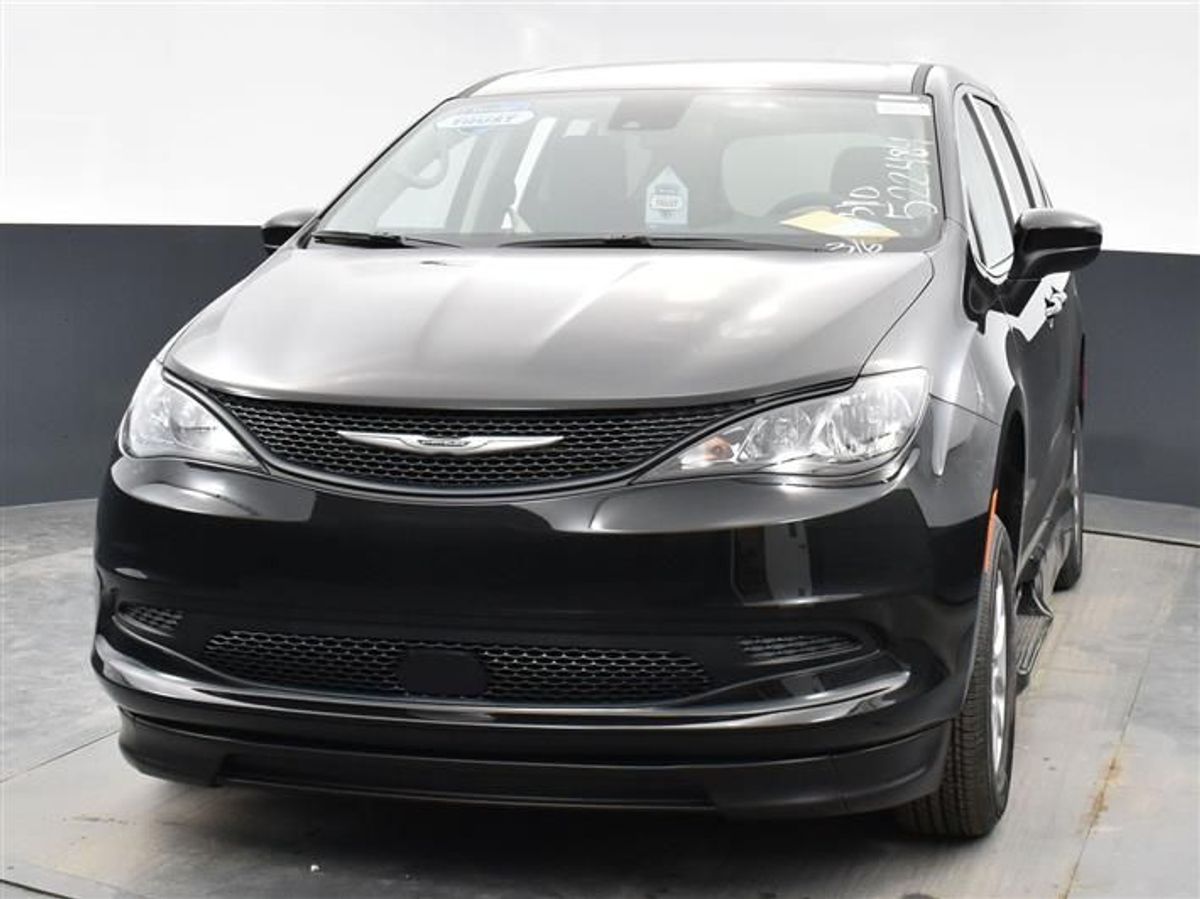 Black Chrysler Voyager image number 7