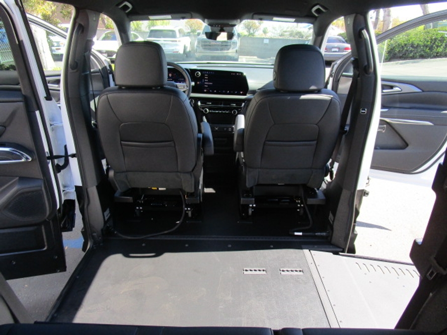 New 2026 Chevrolet Traverse 1LT Midnight - BraunAbility Side Entry In Floor Automatic Ramp