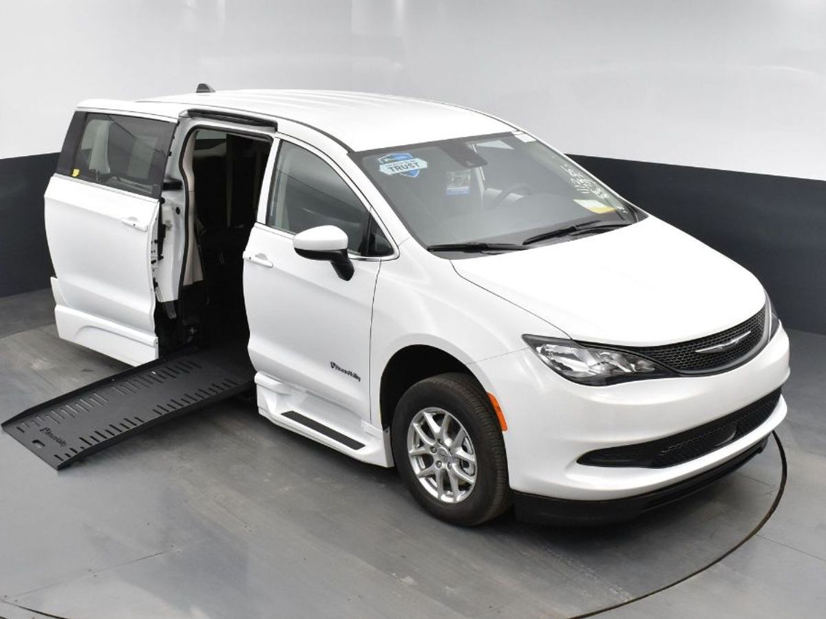White Chrysler Voyager image number 20
