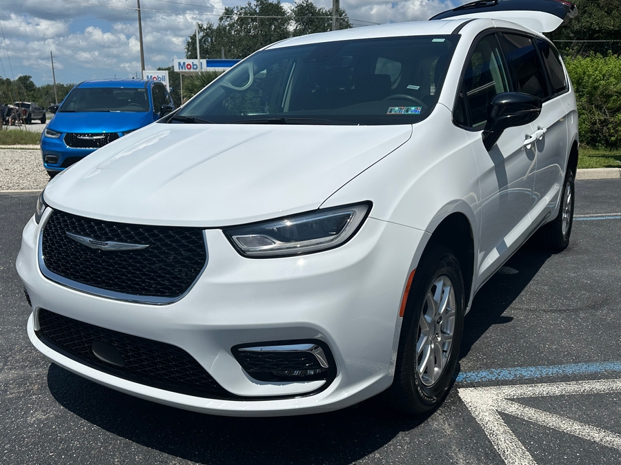 White Chrysler Pacifica image number 4