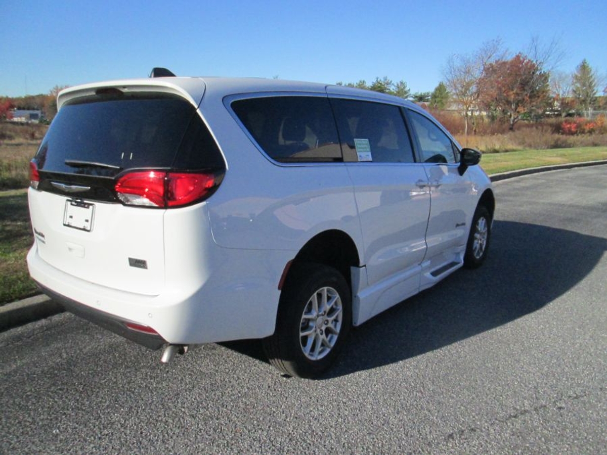 White Chrysler Voyager image number 5