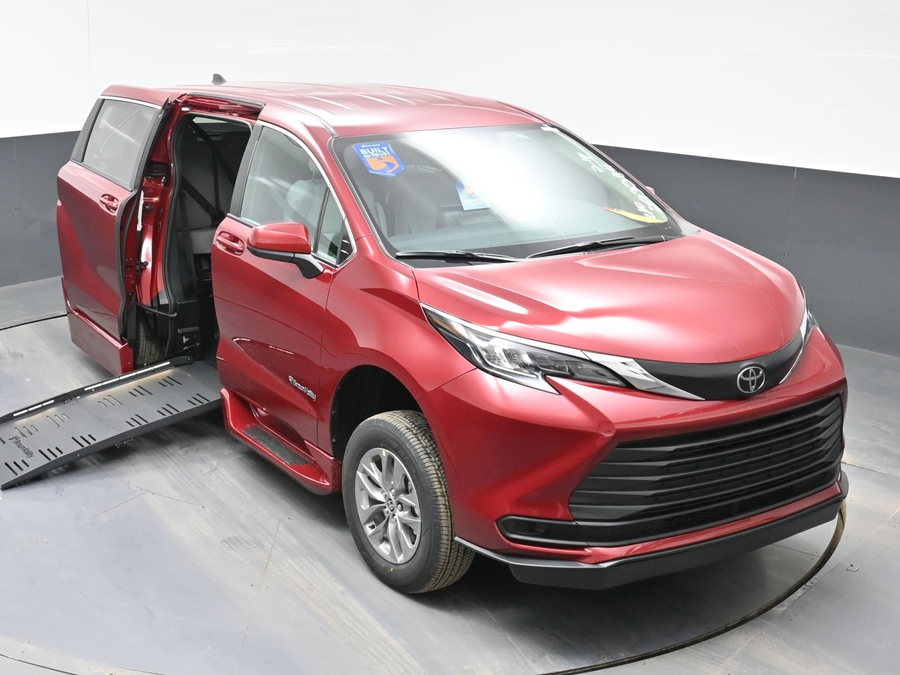 New 2026 Toyota Sienna Hybrid LE - BraunAbility Side Entry Fold Out Automatic Ramp