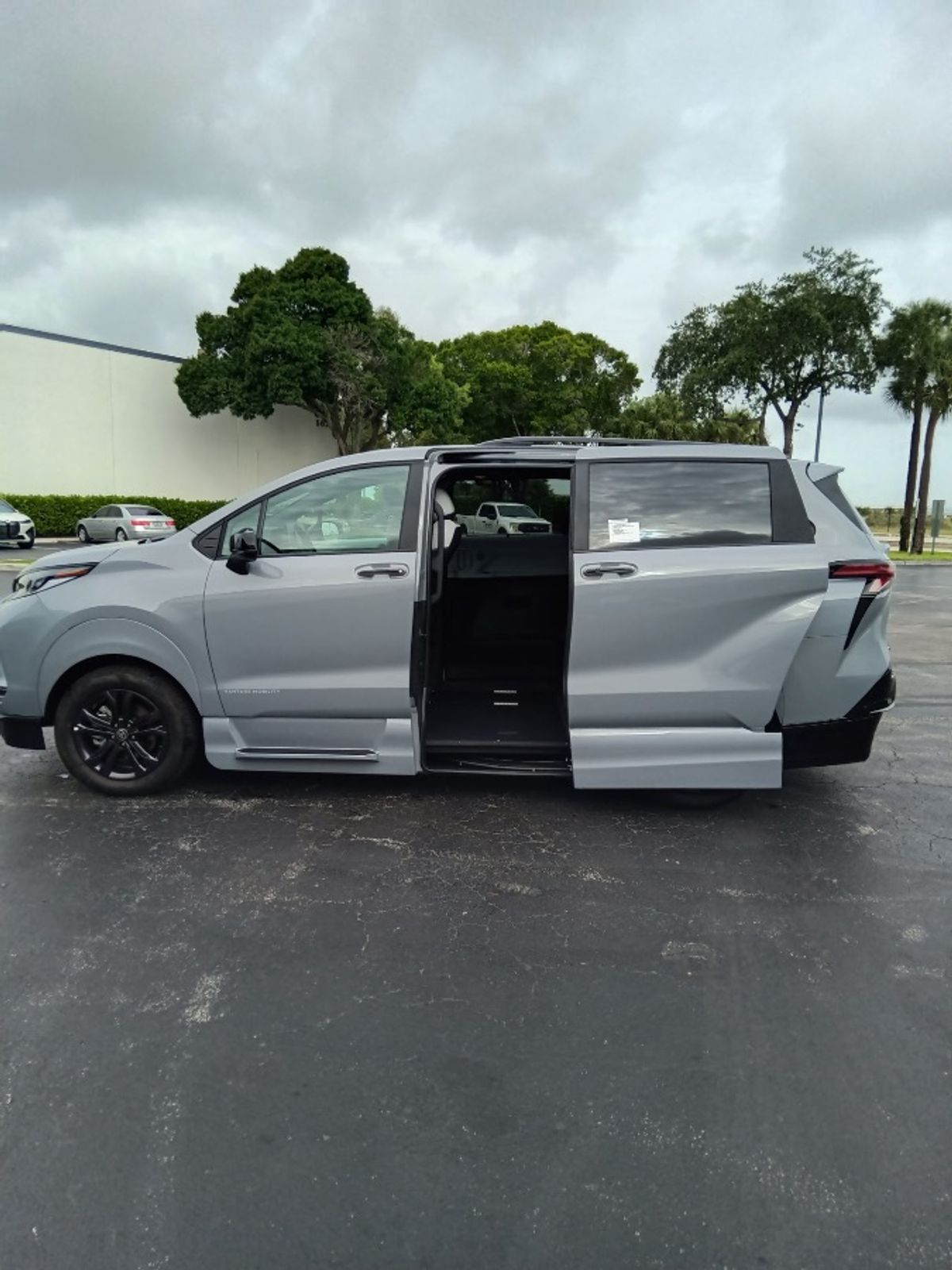 Grey Toyota Sienna image number 6