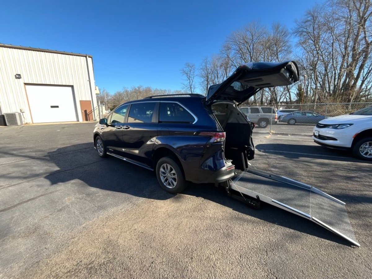 2024 TOYOTA SIENNA - Image 1