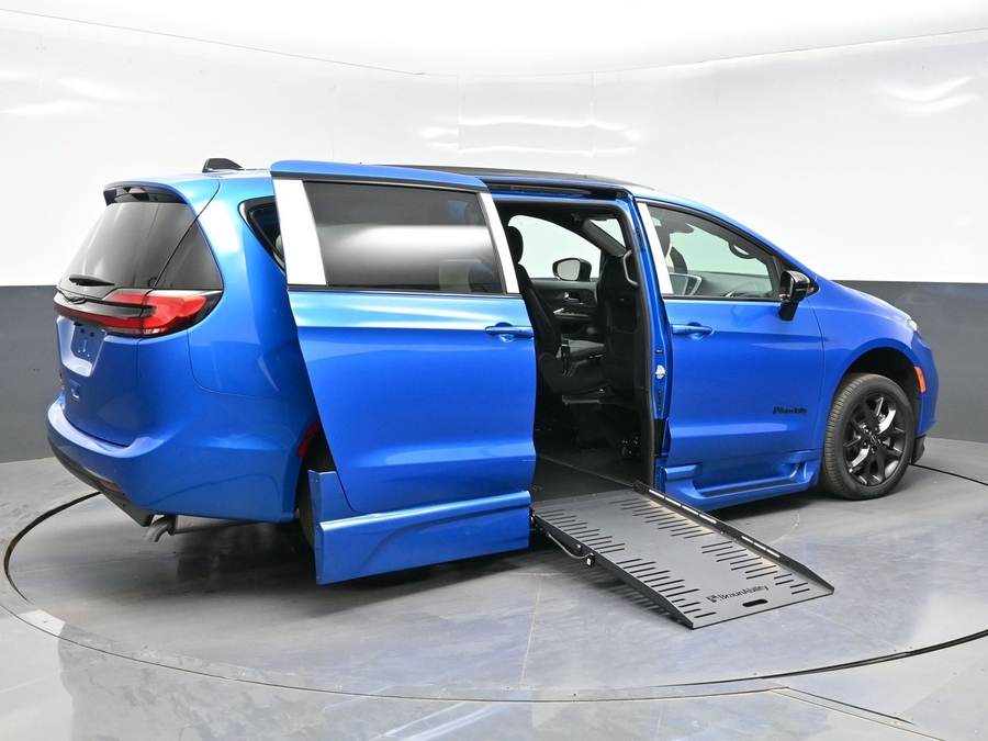 New 2026 Chrysler Pacifica Select Sport - BraunAbility Side Entry Entry Fold Out Automatic Ramp