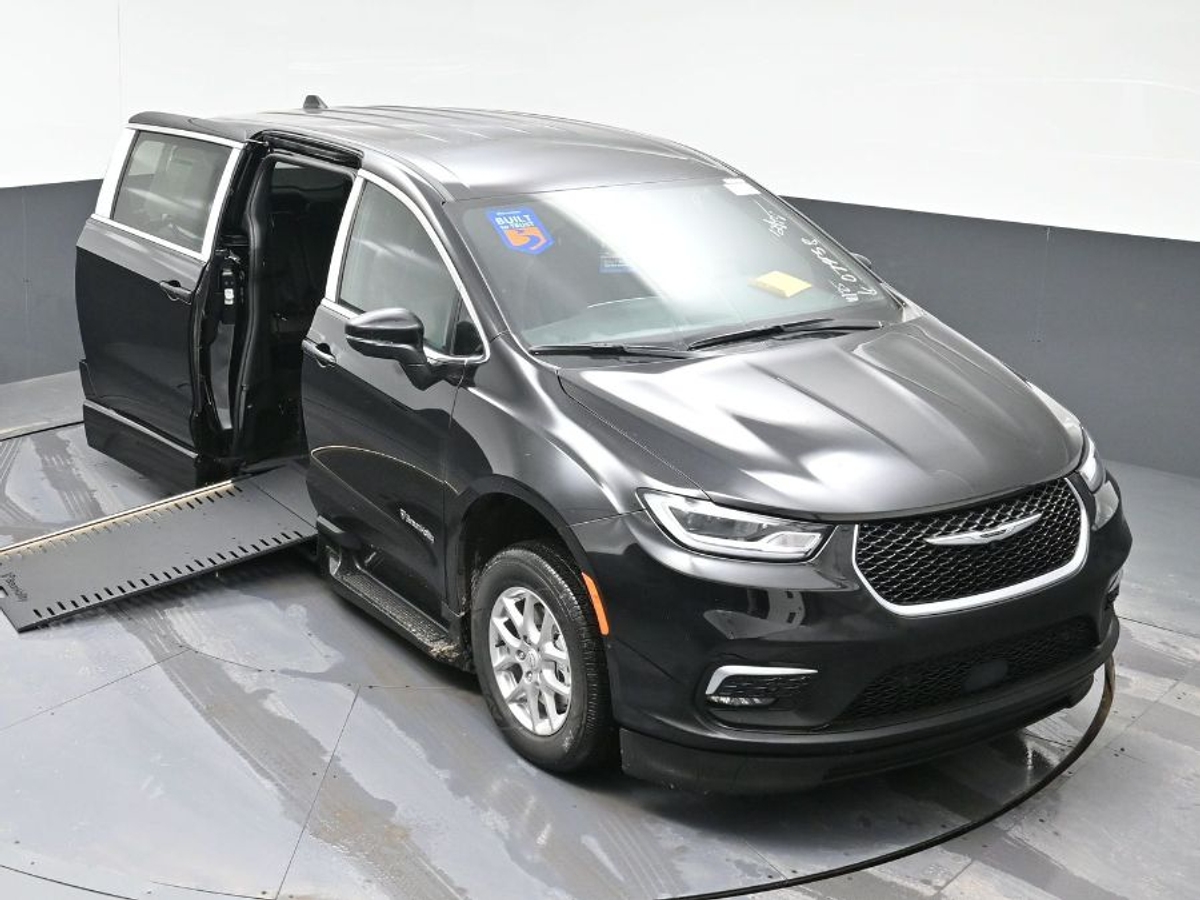 Black Chrysler Pacifica image number 23