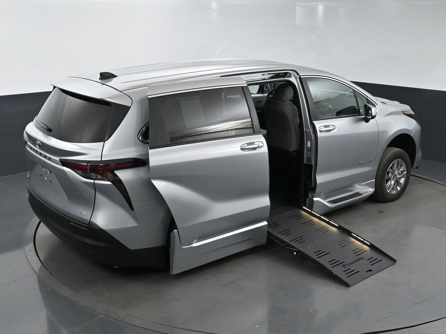 New 2025 Toyota Sienna Hybrid LE - BraunAbility Side Entry Entry Fold Out Automatic Ramp