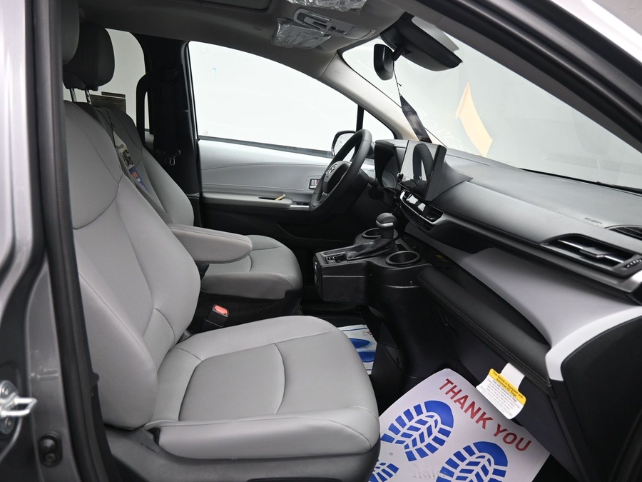 New 2026 Toyota Sienna Hybrid XLE Base - BraunAbility Side Entry Fold Out Automatic Ramp