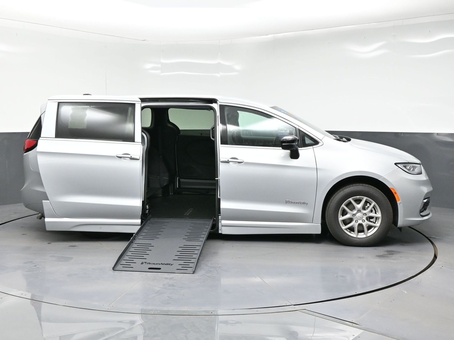 New 2026 Chrysler Pacifica Select - BraunAbility Side Entry Fold Out Automatic Ramp