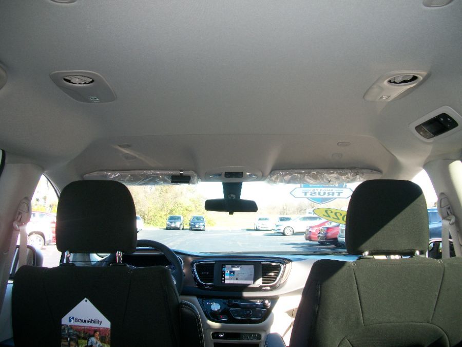 White Chrysler Voyager image number 9