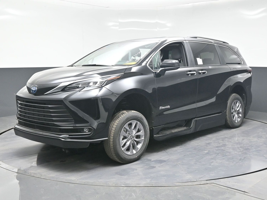 New 2025 Toyota Sienna Hybrid XLE Plus - BraunAbility Side Entry Entry Fold Out Automatic Ramp
