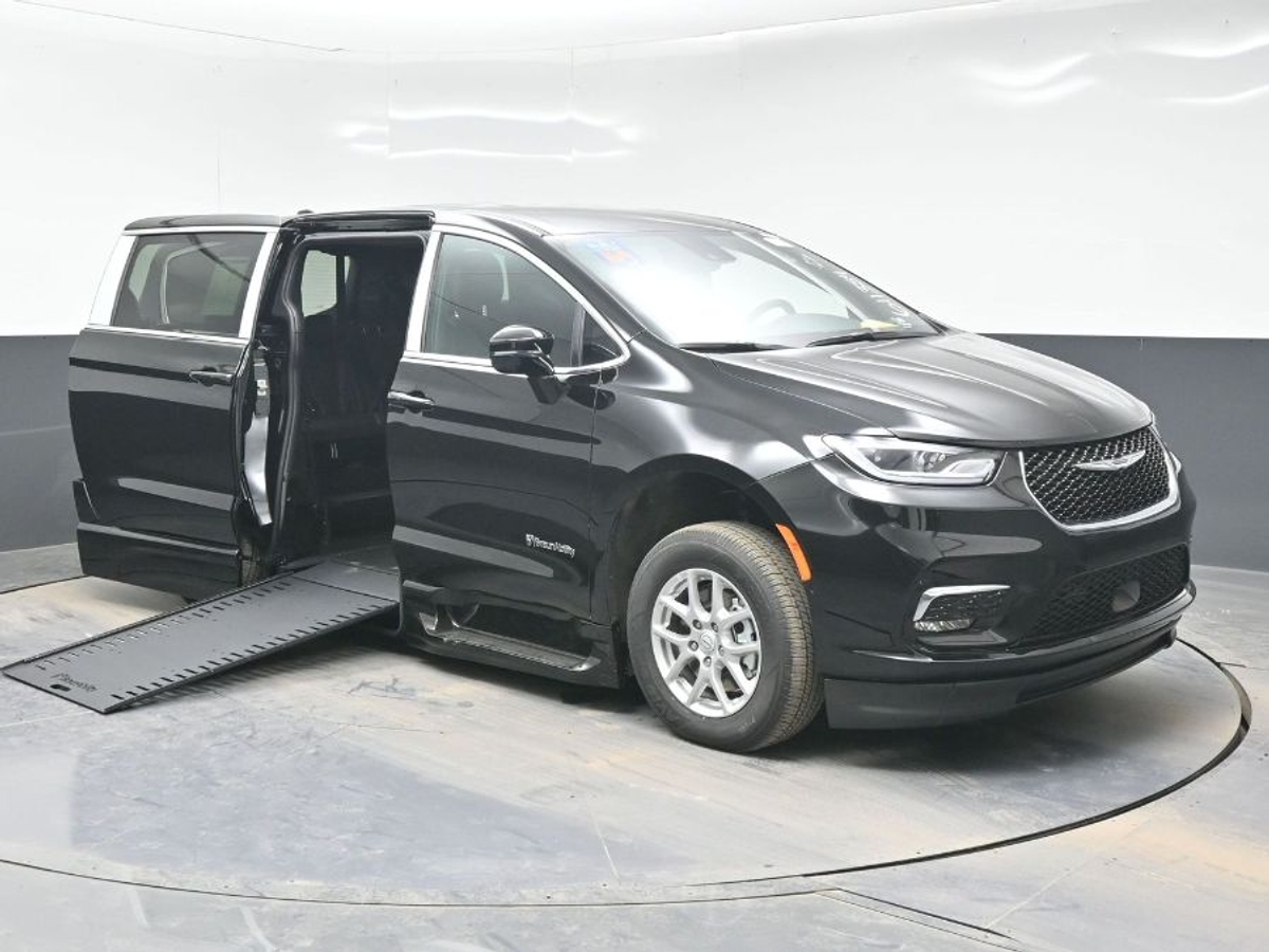 Black Chrysler Pacifica image number 12