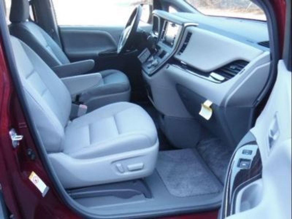 2019 TOYOTA SIENNA - Image 4