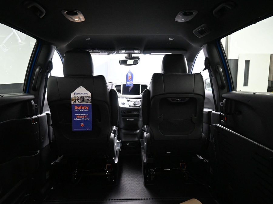 Blue Chrysler Pacifica image number 18