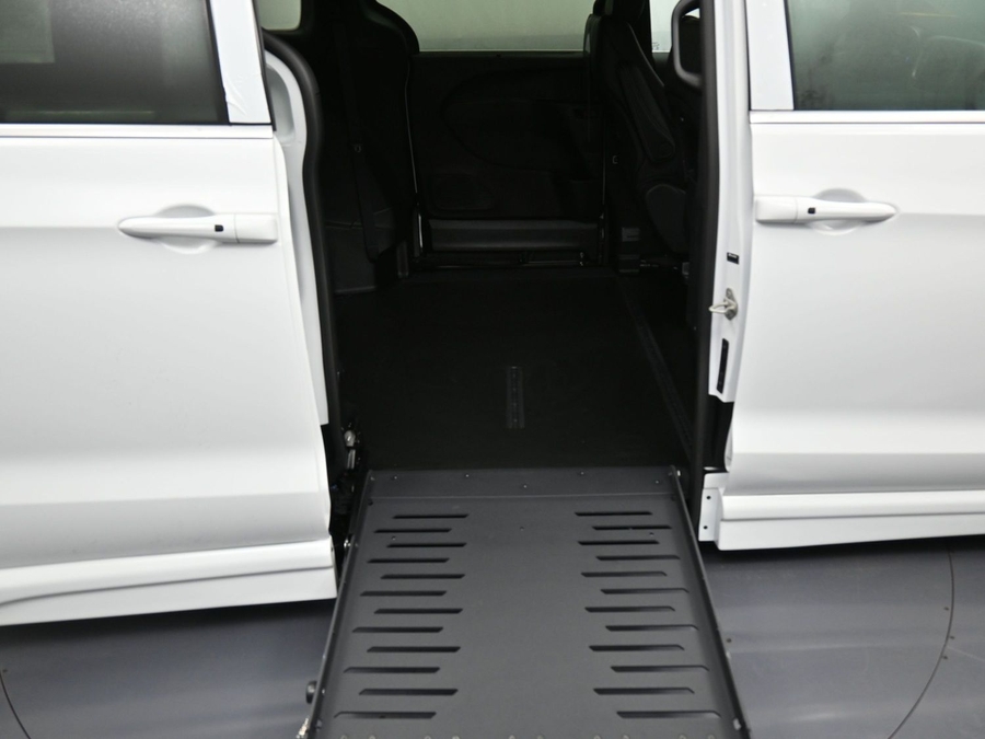 White Chrysler Pacifica image number 11